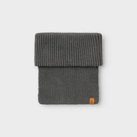 Houd het nekje van je kleintje lekker warm met de nalu knit tube sjaal in de kleur poppy seed van het merk Lil' Atelier. Deze warme en zachte sjaal is ideaal voor de kouder wintermaanden en ziet er ook nog eens heel stijlvol uit! VanZus