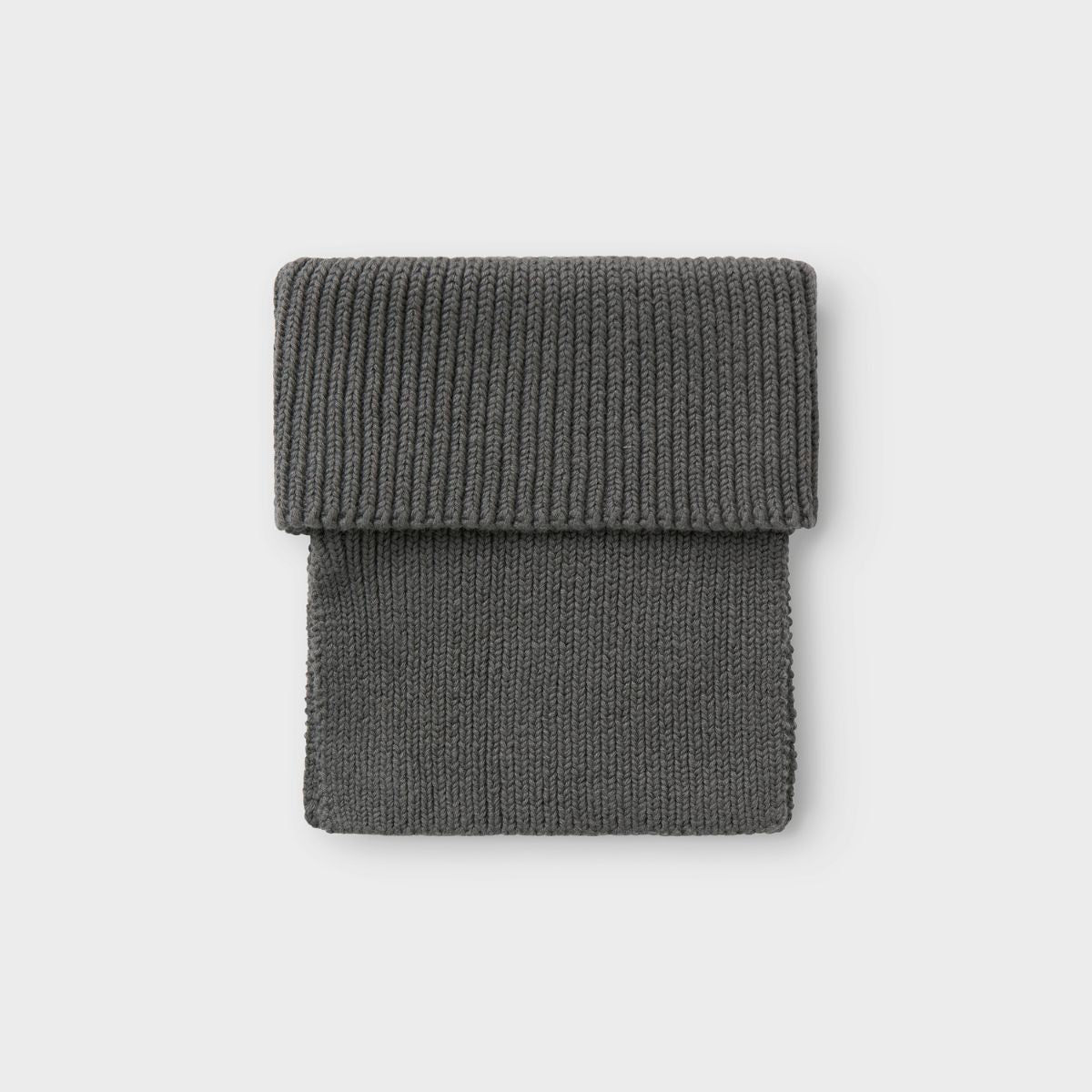 Houd het nekje van je kleintje lekker warm met de nalu knit tube sjaal in de kleur poppy seed van het merk Lil' Atelier. Deze warme en zachte sjaal is ideaal voor de kouder wintermaanden en ziet er ook nog eens heel stijlvol uit! VanZus