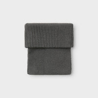 Houd het nekje van je kleintje lekker warm met de nalu knit tube sjaal in de kleur poppy seed van het merk Lil' Atelier. Deze warme en zachte sjaal is ideaal voor de kouder wintermaanden en ziet er ook nog eens heel stijlvol uit! VanZus