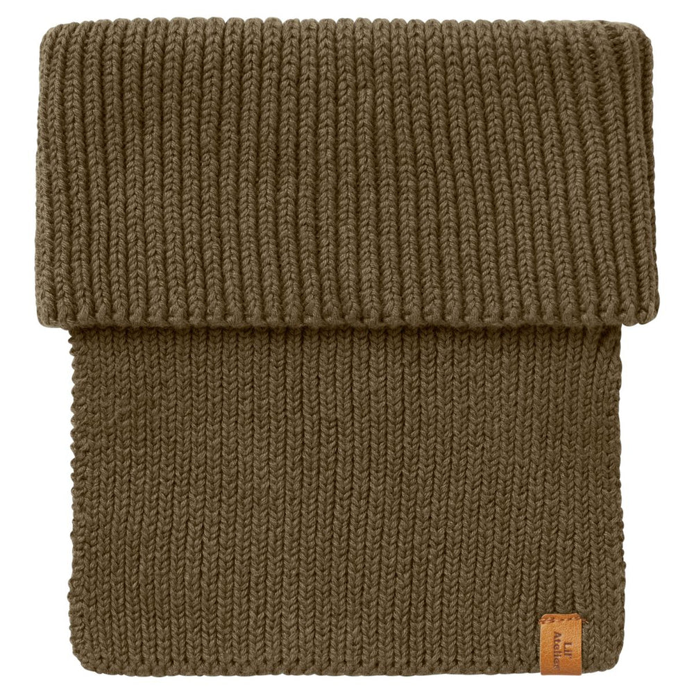 Houd het nekje van je kleintje lekker warm met de nalu knit tube sjaal in de kleur sea turtle van het merk Lil' Atelier. Deze warme en zachte sjaal is ideaal voor de kouder wintermaanden en ziet er ook nog eens heel stijlvol uit! VanZus