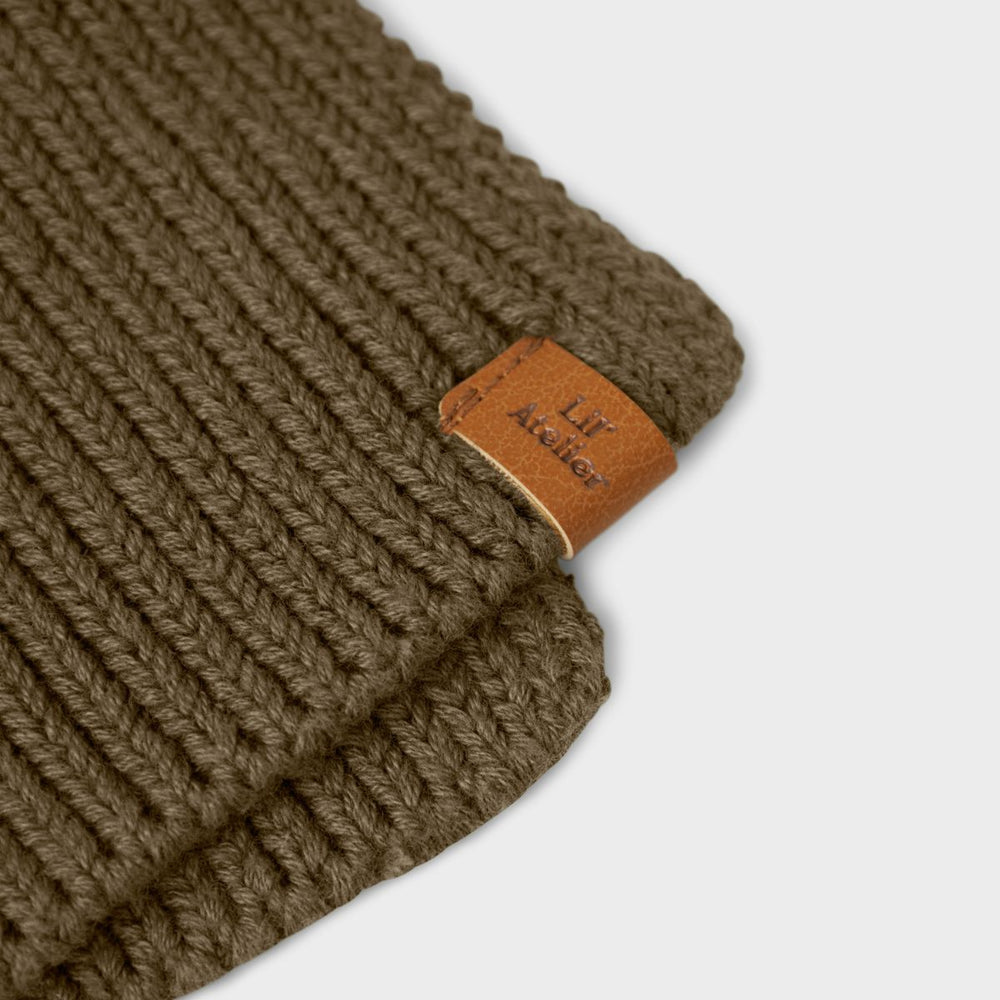 Houd het nekje van je kleintje lekker warm met de nalu knit tube sjaal in de kleur sea turtle van het merk Lil' Atelier. Deze warme en zachte sjaal is ideaal voor de kouder wintermaanden en ziet er ook nog eens heel stijlvol uit! VanZus