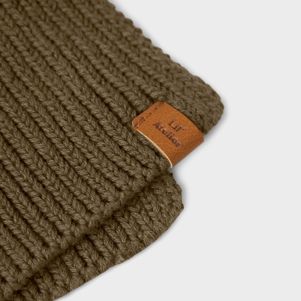 Houd het nekje van je kleintje lekker warm met de nalu knit tube sjaal in de kleur sea turtle van het merk Lil' Atelier. Deze warme en zachte sjaal is ideaal voor de kouder wintermaanden en ziet er ook nog eens heel stijlvol uit! VanZus