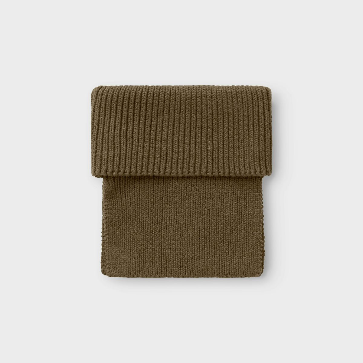 Houd het nekje van je kleintje lekker warm met de nalu knit tube sjaal in de kleur sea turtle van het merk Lil' Atelier. Deze warme en zachte sjaal is ideaal voor de kouder wintermaanden en ziet er ook nog eens heel stijlvol uit! VanZus