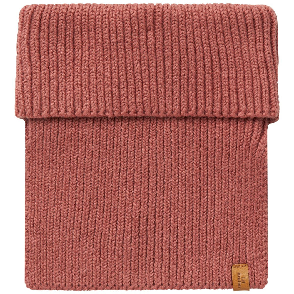 Houd het nekje van je kleintje lekker warm met de nalu knit tube sjaal in de kleur withered rose van het merk Lil' Atelier. Deze warme en zachte sjaal is ideaal voor de kouder wintermaanden en ziet er ook nog eens heel stijlvol uit! VanZus