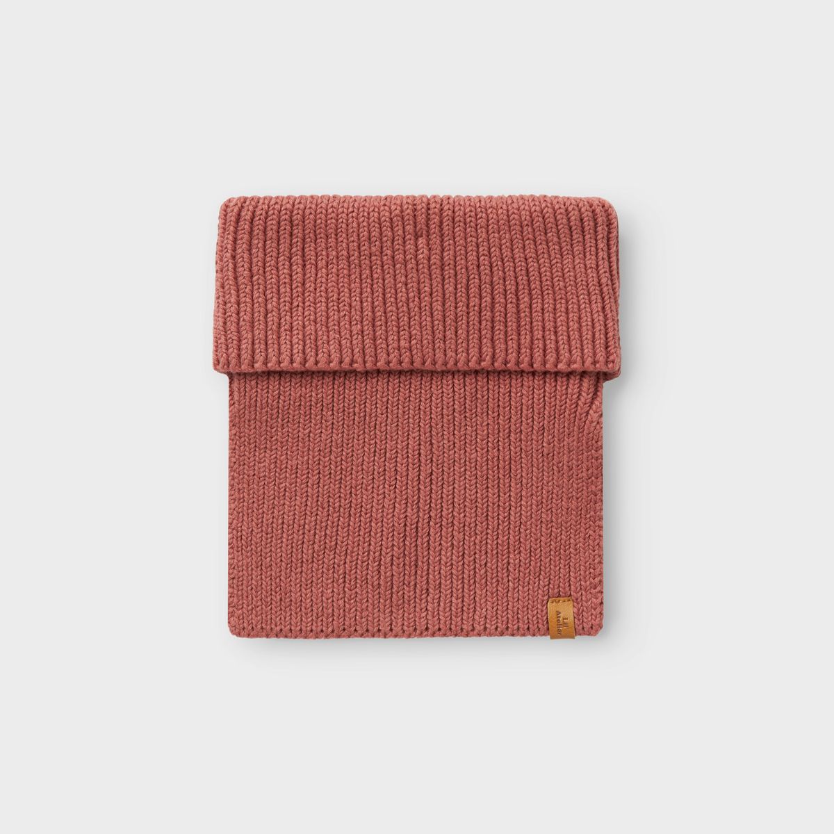 Houd het nekje van je kleintje lekker warm met de nalu knit tube sjaal in de kleur withered rose van het merk Lil' Atelier. Deze warme en zachte sjaal is ideaal voor de kouder wintermaanden en ziet er ook nog eens heel stijlvol uit! VanZus