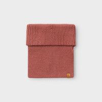Houd het nekje van je kleintje lekker warm met de nalu knit tube sjaal in de kleur withered rose van het merk Lil' Atelier. Deze warme en zachte sjaal is ideaal voor de kouder wintermaanden en ziet er ook nog eens heel stijlvol uit! VanZus
