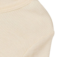 Een fijne basic: het Lil' Atelier nalu rib slim shirt in turtledove melange, gemaakt van zachte merinowol en TENCEL™. Dit unisex shirt biedt comfort en stijl voor je kind, perfect voor de herfst en winter! VanZus
