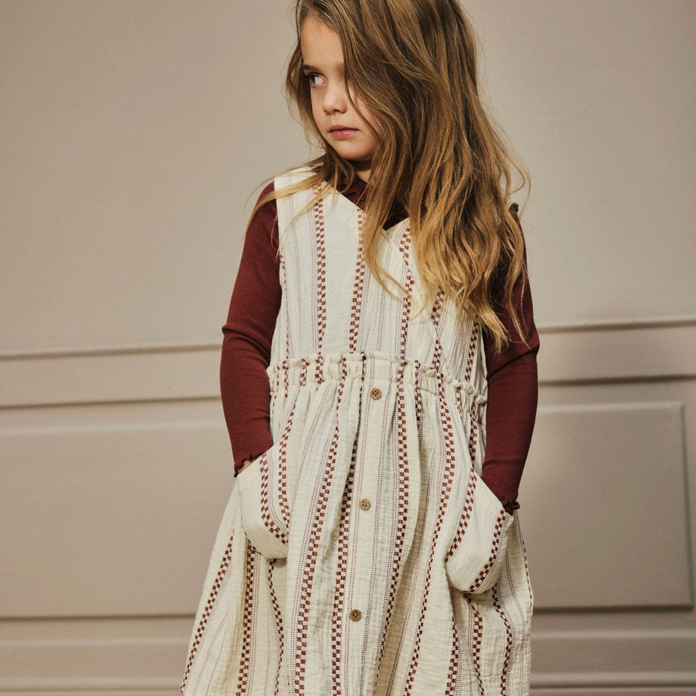 Stel de leukste looks samen met deze te schattige namira overjurk in de kleur turtledove van het merk Lil' Atelier! Deze geweldige overjurk zit niet alleen heel lekker, maar zorgt ook voor een super stijlvolle look! VanZus