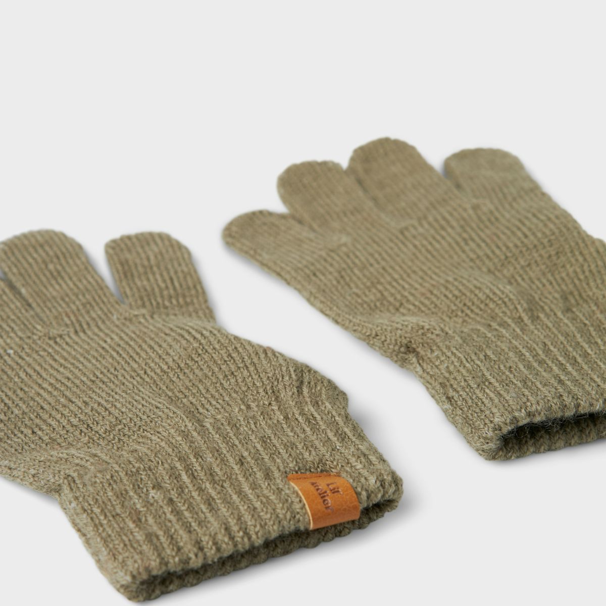De Lil' Atelier nalu knit handschoenen in de kleur overland trek zijn de perfecte finishing touch voor de winteroutfit van je kleintje. De handschoentjes zijn gemaakt van een zachte gebreide stof en houden de handen lekker warm tijdens de koude dagen. VanZus