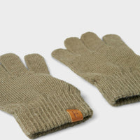 De Lil' Atelier nalu knit handschoenen in de kleur overland trek zijn de perfecte finishing touch voor de winteroutfit van je kleintje. De handschoentjes zijn gemaakt van een zachte gebreide stof en houden de handen lekker warm tijdens de koude dagen. VanZus