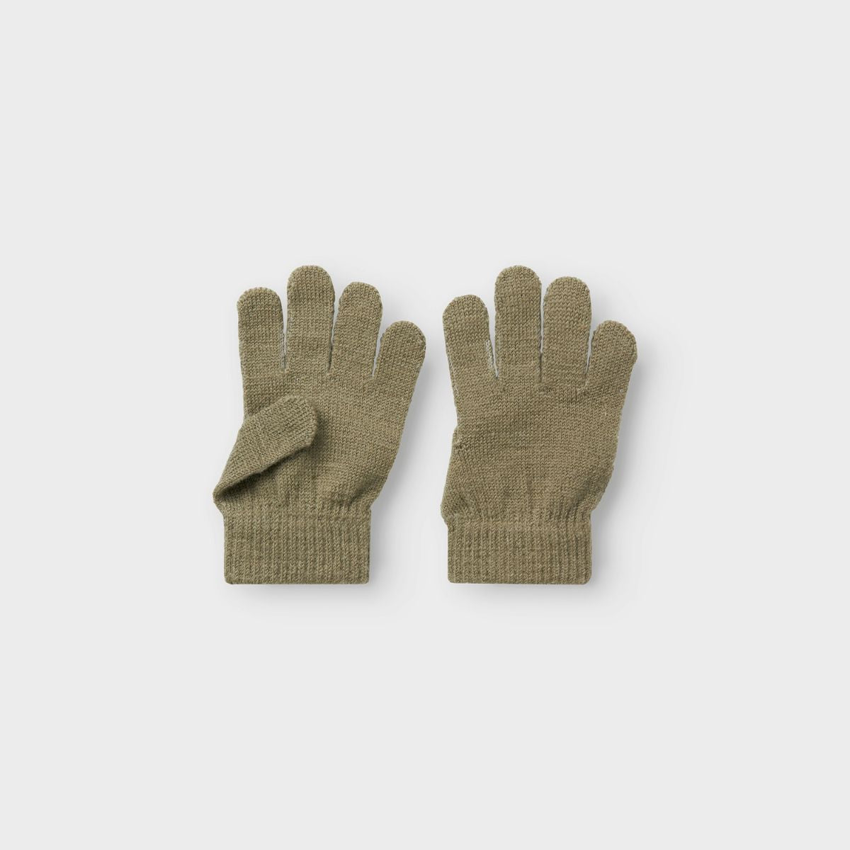 De Lil' Atelier nalu knit handschoenen in de kleur overland trek zijn de perfecte finishing touch voor de winteroutfit van je kleintje. De handschoentjes zijn gemaakt van een zachte gebreide stof en houden de handen lekker warm tijdens de koude dagen. VanZus