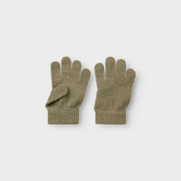 De Lil' Atelier nalu knit handschoenen in de kleur overland trek zijn de perfecte finishing touch voor de winteroutfit van je kleintje. De handschoentjes zijn gemaakt van een zachte gebreide stof en houden de handen lekker warm tijdens de koude dagen. VanZus