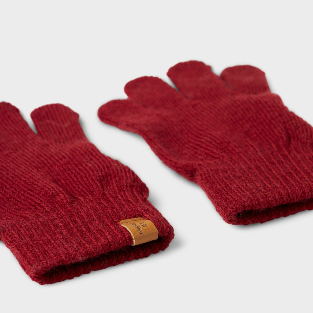 De Lil' Atelier nalu knit handschoenen in de kleur red dahlia zijn de perfecte finishing touch voor de winteroutfit van je kleintje. De handschoentjes zijn gemaakt van een zachte gebreide stof en houden de handen lekker warm tijdens de koude dagen. VanZus