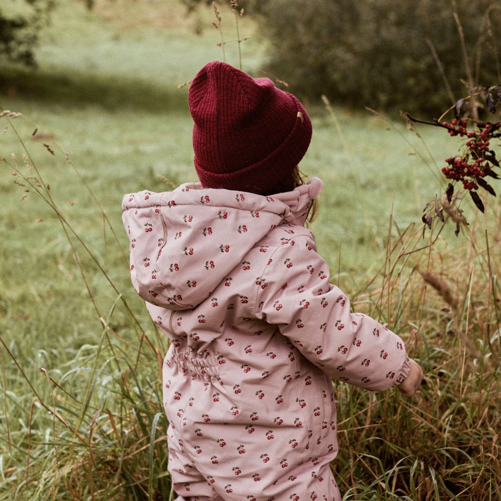 De Lil' Atelier nanson knit muts in de kleur red dahlia is de perfecte finishing touch voor de winteroutfit van je kleintje. De muts is gemaakt van een zachte gebreide stof, namelijk 100% wol, en houdt het hoofdje lekker warm tijdens de koude dagen. VanZus