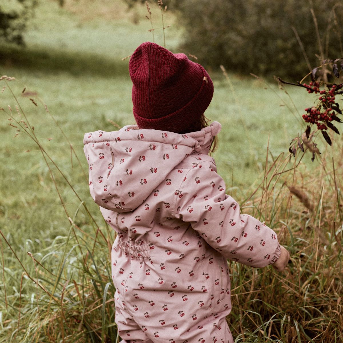 De Lil' Atelier nanson knit muts in de kleur red dahlia is de perfecte finishing touch voor de winteroutfit van je kleintje. De muts is gemaakt van een zachte gebreide stof, namelijk 100% wol, en houdt het hoofdje lekker warm tijdens de koude dagen. VanZus