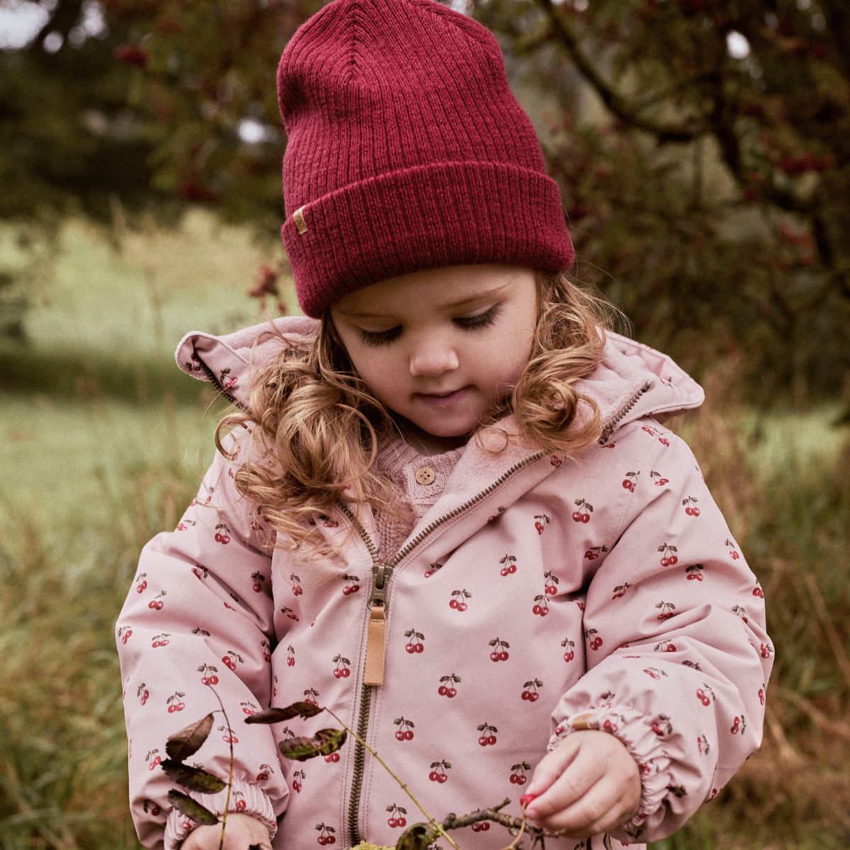 De Lil' Atelier nanson knit muts in de kleur red dahlia is de perfecte finishing touch voor de winteroutfit van je kleintje. De muts is gemaakt van een zachte gebreide stof, namelijk 100% wol, en houdt het hoofdje lekker warm tijdens de koude dagen. VanZus