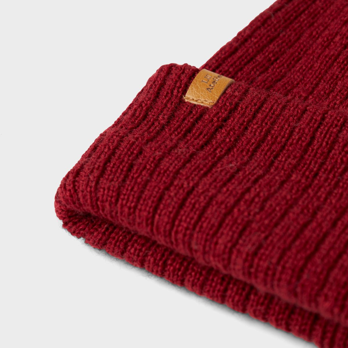 De Lil' Atelier nanson knit muts in de kleur red dahlia is de perfecte finishing touch voor de winteroutfit van je kleintje. De muts is gemaakt van een zachte gebreide stof, namelijk 100% wol, en houdt het hoofdje lekker warm tijdens de koude dagen. VanZus