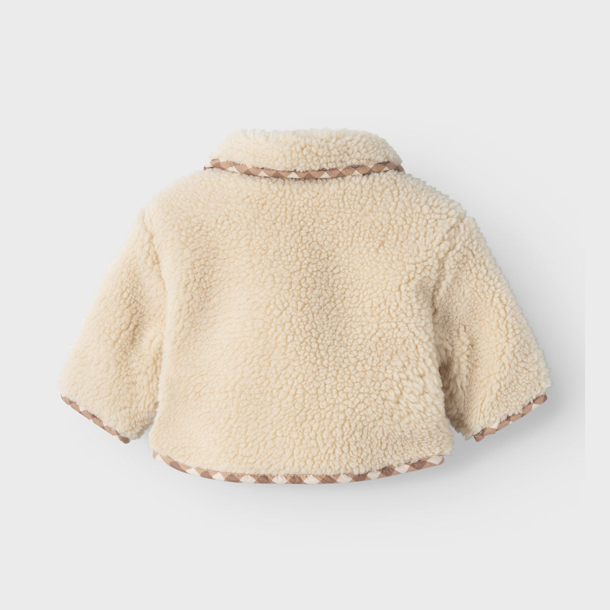 Hoe schattig is de dit noalin baby jasje in de kleur sandshell van het Nederlandse merk Lil Atelier? Dit lieve jasje is de ideale jas voor de wintermaanden! Deze jas is een echte blikvanger en ook nog eens heel warm! VanZus