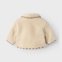 Hoe schattig is de dit noalin baby jasje in de kleur sandshell van het Nederlandse merk Lil Atelier? Dit lieve jasje is de ideale jas voor de wintermaanden! Deze jas is een echte blikvanger en ook nog eens heel warm! VanZus