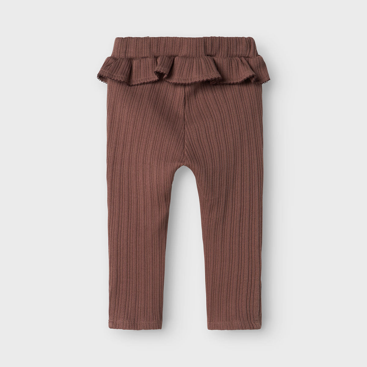 Stel de perfecte outfits samen met deze nara regular broek in de kleur peppercorn van het schattige merk Lil' Atelier. deze eyecatching broek is niet alleen heel stylish, maar zit ook ontzettend lekker. Daar worden zowel ouder als kind blij van! VanZus