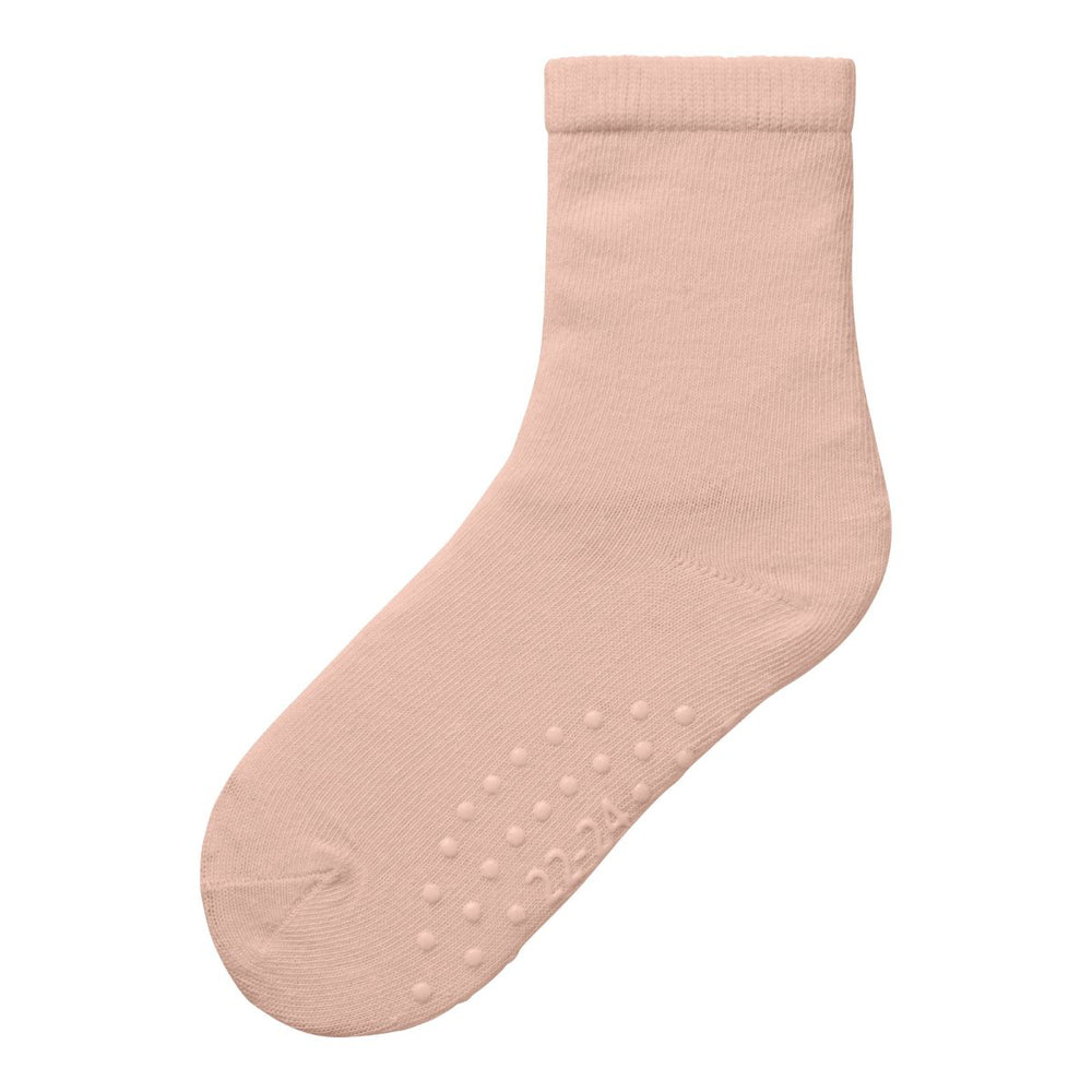De Lil' Atelier natanja sokken in de kleur cameo rose zijn comfortabele en stijlvolle sokken die perfect passen in elke kindergarderobe. Deze sokjes zijn super zacht en zowel jij als je kleintje zullen heel blij worden van deze lieve sokjes! VanZus