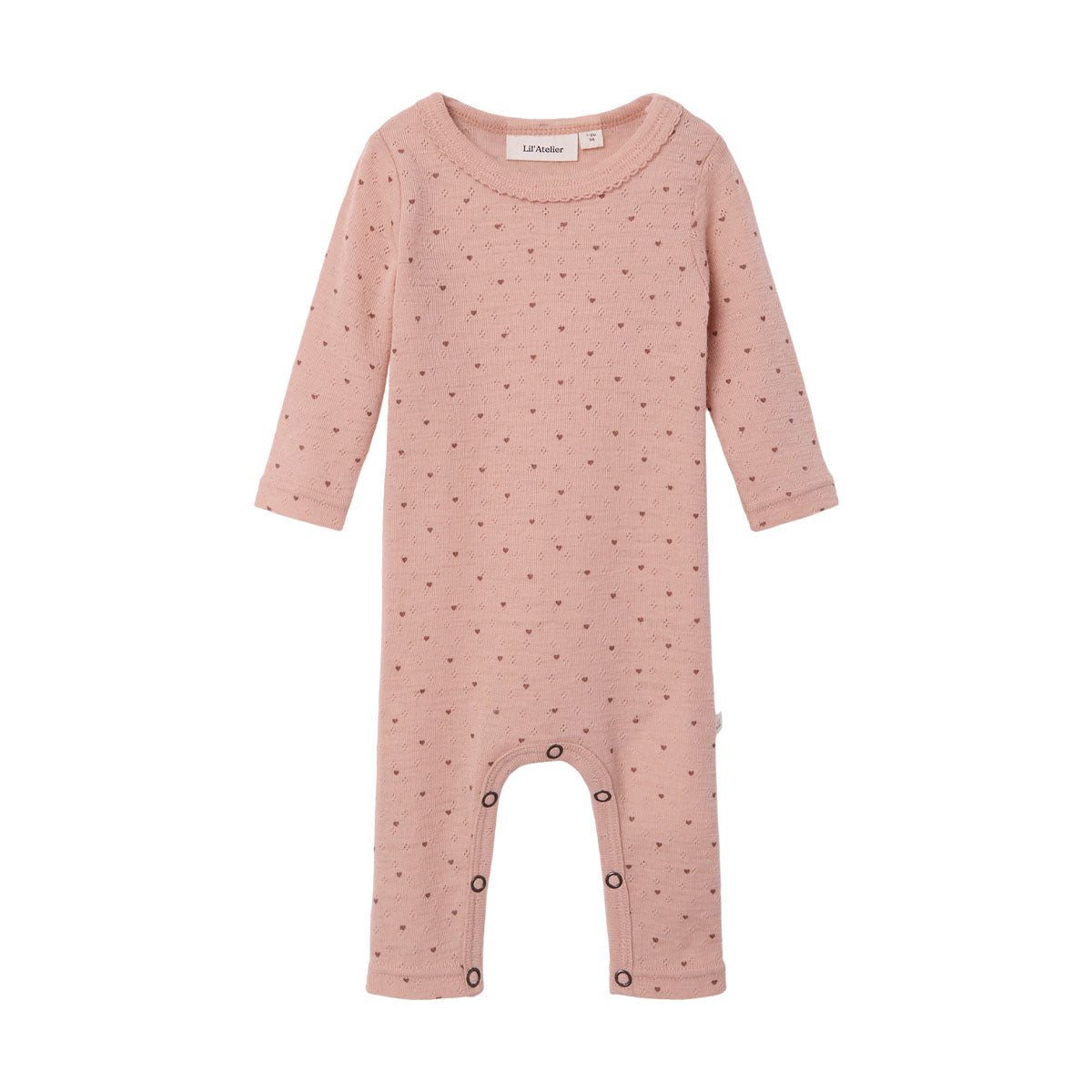 Kleed je kleintje in deze schattige nava longsleeve slim wollen onesie in de kleur rugby tan van het vrolijke merk Lil' Atelier. Deze schattige onesie is geweldig om lekker thuis te dragen, maar kan ook leuk gestyled worden met een spijkerjasje of schattig vestje voor een dagje uit. VanZus