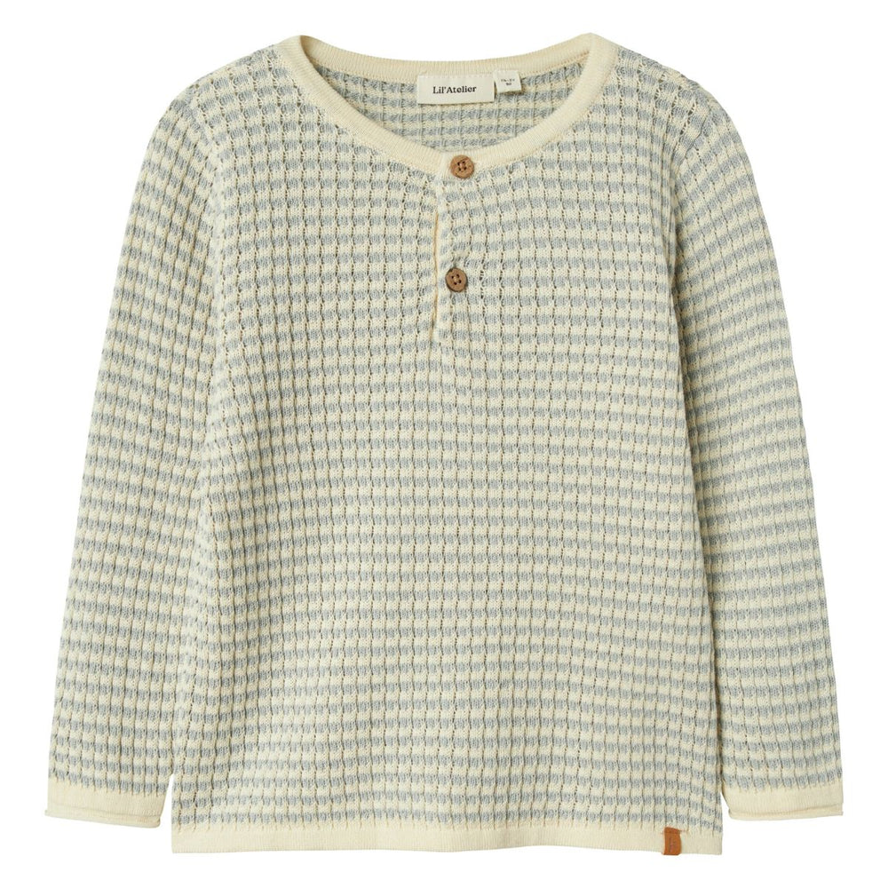 Hoe schattig is dit nelson knit shirt in de kleur pigeon van het merk Lil' Atelier?! Dit hippe shirt zal jouw kleintje ongetwijfeld superschattig staan! Het shirt is gemaakt van katoen en viscose, en zit dan ook ontzettend lekker! VanZus