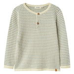 Hoe schattig is dit nelson knit shirt in de kleur pigeon van het merk Lil' Atelier?! Dit hippe shirt zal jouw kleintje ongetwijfeld superschattig staan! Het shirt is gemaakt van katoen en viscose, en zit dan ook ontzettend lekker! VanZus