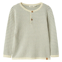 Hoe schattig is dit nelson knit shirt in de kleur pigeon van het merk Lil' Atelier?! Dit hippe shirt zal jouw kleintje ongetwijfeld superschattig staan! Het shirt is gemaakt van katoen en viscose, en zit dan ook ontzettend lekker! VanZus