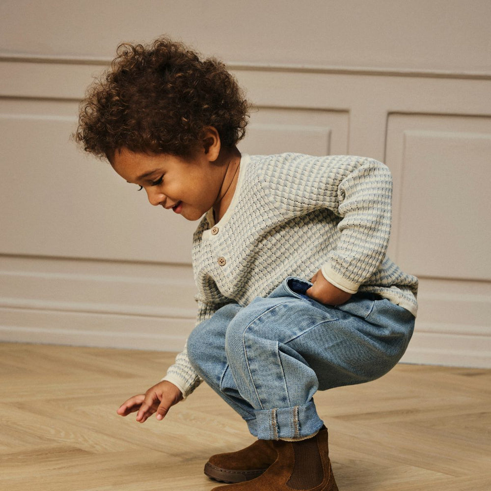 Hoe schattig is dit nelson knit shirt in de kleur pigeon van het merk Lil' Atelier?! Dit hippe shirt zal jouw kleintje ongetwijfeld superschattig staan! Het shirt is gemaakt van katoen en viscose, en zit dan ook ontzettend lekker! VanZus