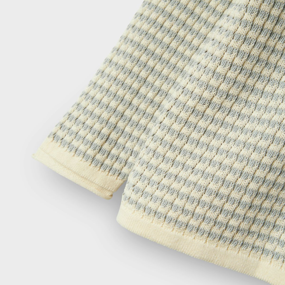 Hoe schattig is dit nelson knit shirt in de kleur pigeon van het merk Lil' Atelier?! Dit hippe shirt zal jouw kleintje ongetwijfeld superschattig staan! Het shirt is gemaakt van katoen en viscose, en zit dan ook ontzettend lekker! VanZus
