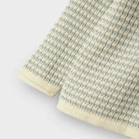 Hoe schattig is dit nelson knit shirt in de kleur pigeon van het merk Lil' Atelier?! Dit hippe shirt zal jouw kleintje ongetwijfeld superschattig staan! Het shirt is gemaakt van katoen en viscose, en zit dan ook ontzettend lekker! VanZus