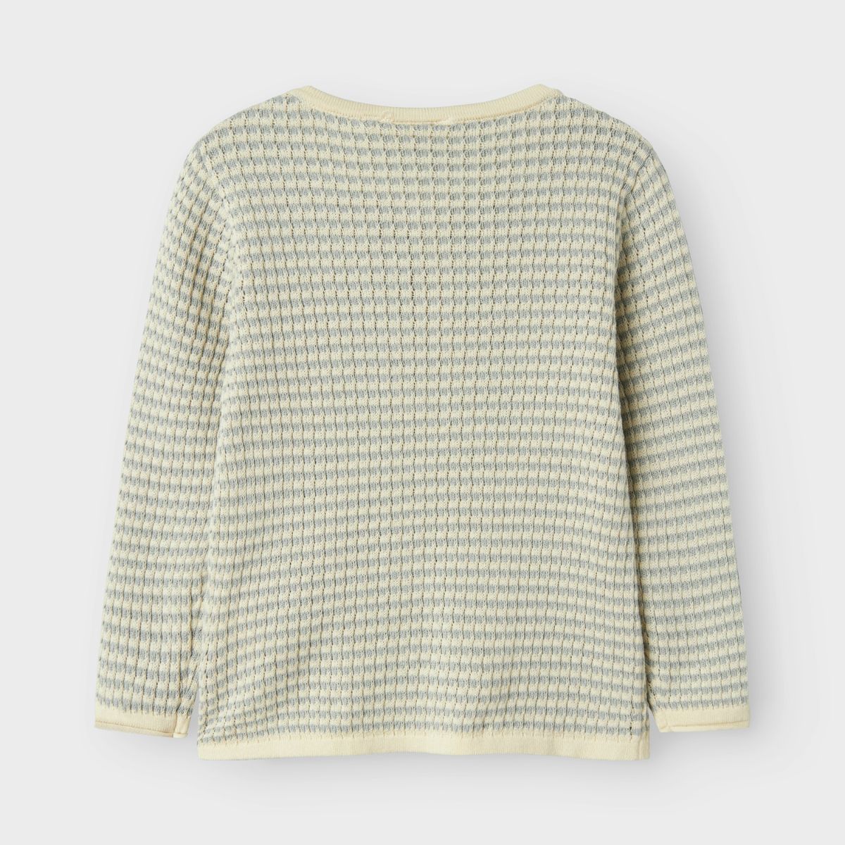 Hoe schattig is dit nelson knit shirt in de kleur pigeon van het merk Lil' Atelier?! Dit hippe shirt zal jouw kleintje ongetwijfeld superschattig staan! Het shirt is gemaakt van katoen en viscose, en zit dan ook ontzettend lekker! VanZus