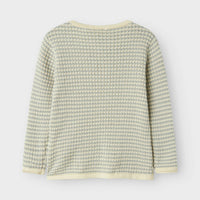 Hoe schattig is dit nelson knit shirt in de kleur pigeon van het merk Lil' Atelier?! Dit hippe shirt zal jouw kleintje ongetwijfeld superschattig staan! Het shirt is gemaakt van katoen en viscose, en zit dan ook ontzettend lekker! VanZus