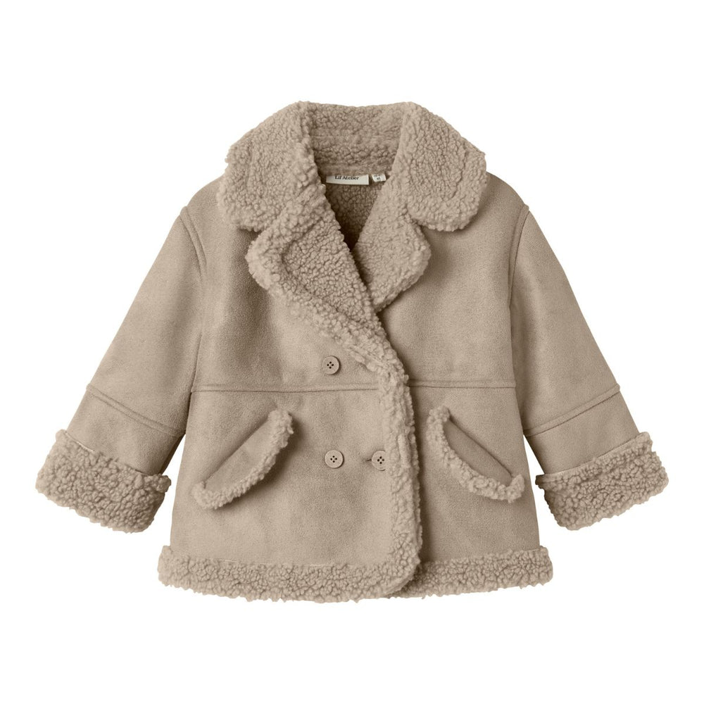 Hoe enorm tof is deze nester oversized jas in de kleur oxford tan van het merk Lil' Atelier?! Deze onwijs hippe jas gaat jouw kleintje sowieso heel cool staan! De jas heeft een oversized fit en heeft een mooie beige kleur. Hierdoor kun je hem geweldig stylen met allerlei items. VanZus