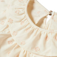 Ontdek het schattige nethe shirt in de kleur pastel parchment van het merk Lil' Atelier. Dit leuke shirt is een perfecte mix van stijl en comfort. Het shirt is gemaakt van zachte, ademende stoffen, ideaal voor zowel dagelijkse avonturen als speciale gelegenheden. VanZus