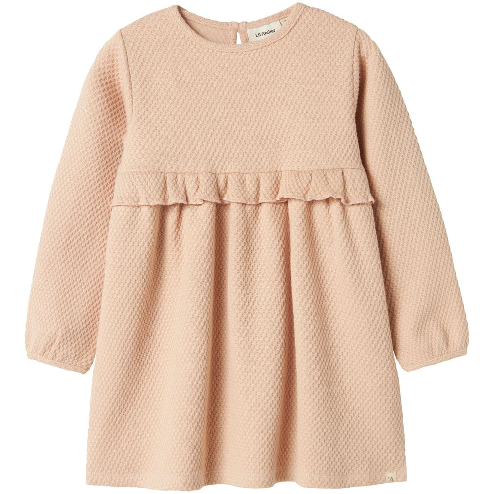 Hoe schattig is dit noella jurkje in de kleur cameo rose van het merk Lil' Atelier?! Dit jurkje is gemaakt van een zachte stof en heeft een mooie roze kleur. De jurk heeft een ronde hals, loopt wijd uit en is voorzien van lieve ruches rond de taille. VanZus