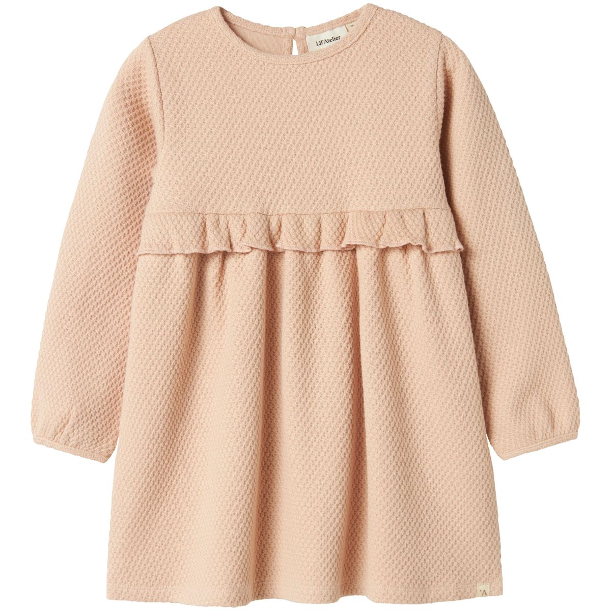 Hoe schattig is dit noella jurkje in de kleur cameo rose van het merk Lil' Atelier?! Dit jurkje is gemaakt van een zachte stof en heeft een mooie roze kleur. De jurk heeft een ronde hals, loopt wijd uit en is voorzien van lieve ruches rond de taille. VanZus