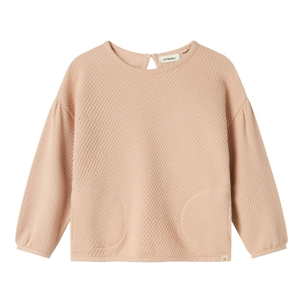 Een warme, comfortabele en stoere look? Dat krijgt je kindje zeker met deze leuke noella oversize trui in de kleur cameo rose van het merk Lil' Atelier. De trui heeft een stoere oversize fit en een mooie roze kleur. VanZus