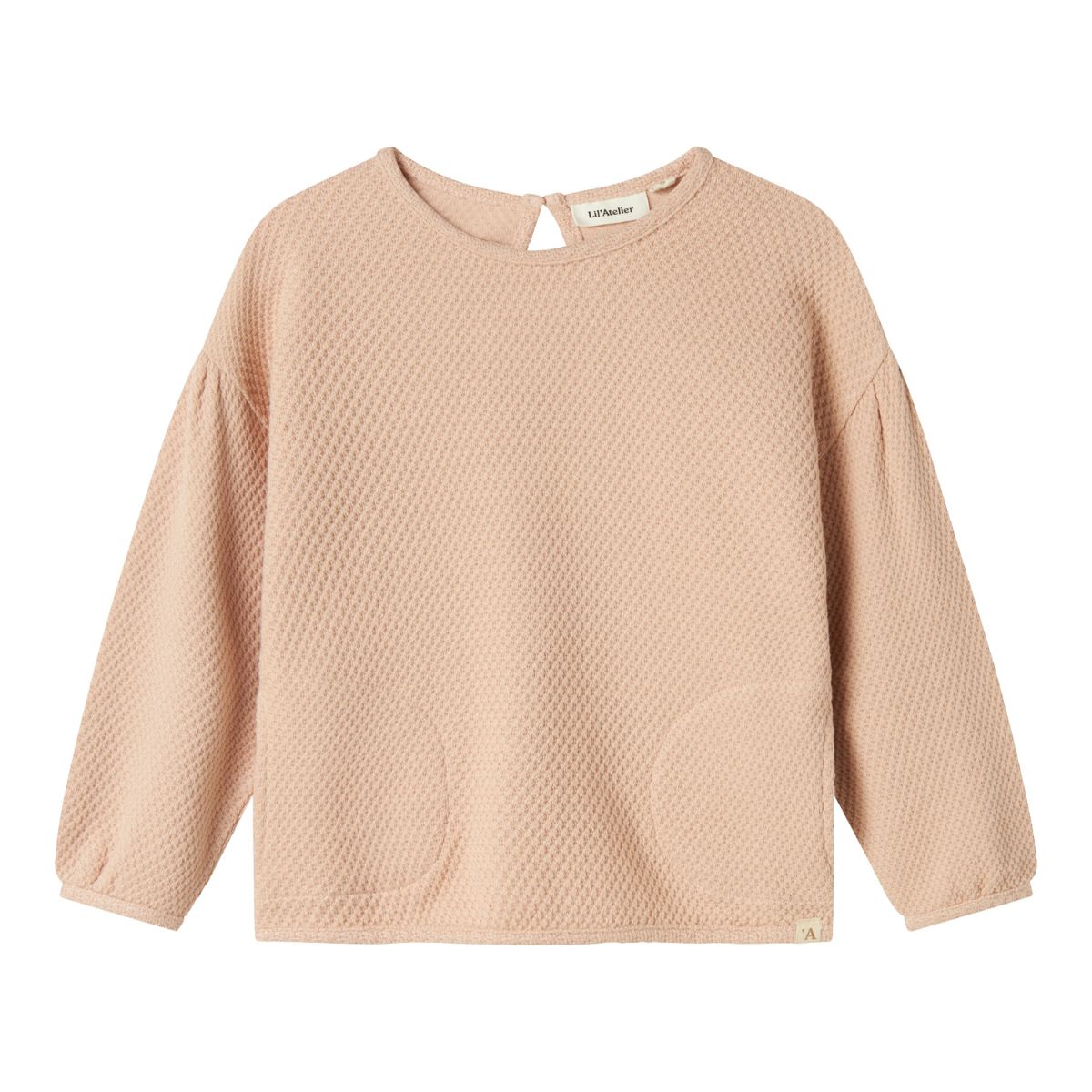 Een warme, comfortabele en stoere look? Dat krijgt je kindje zeker met deze leuke noella oversize trui in de kleur cameo rose van het merk Lil' Atelier. De trui heeft een stoere oversize fit en een mooie roze kleur. VanZus