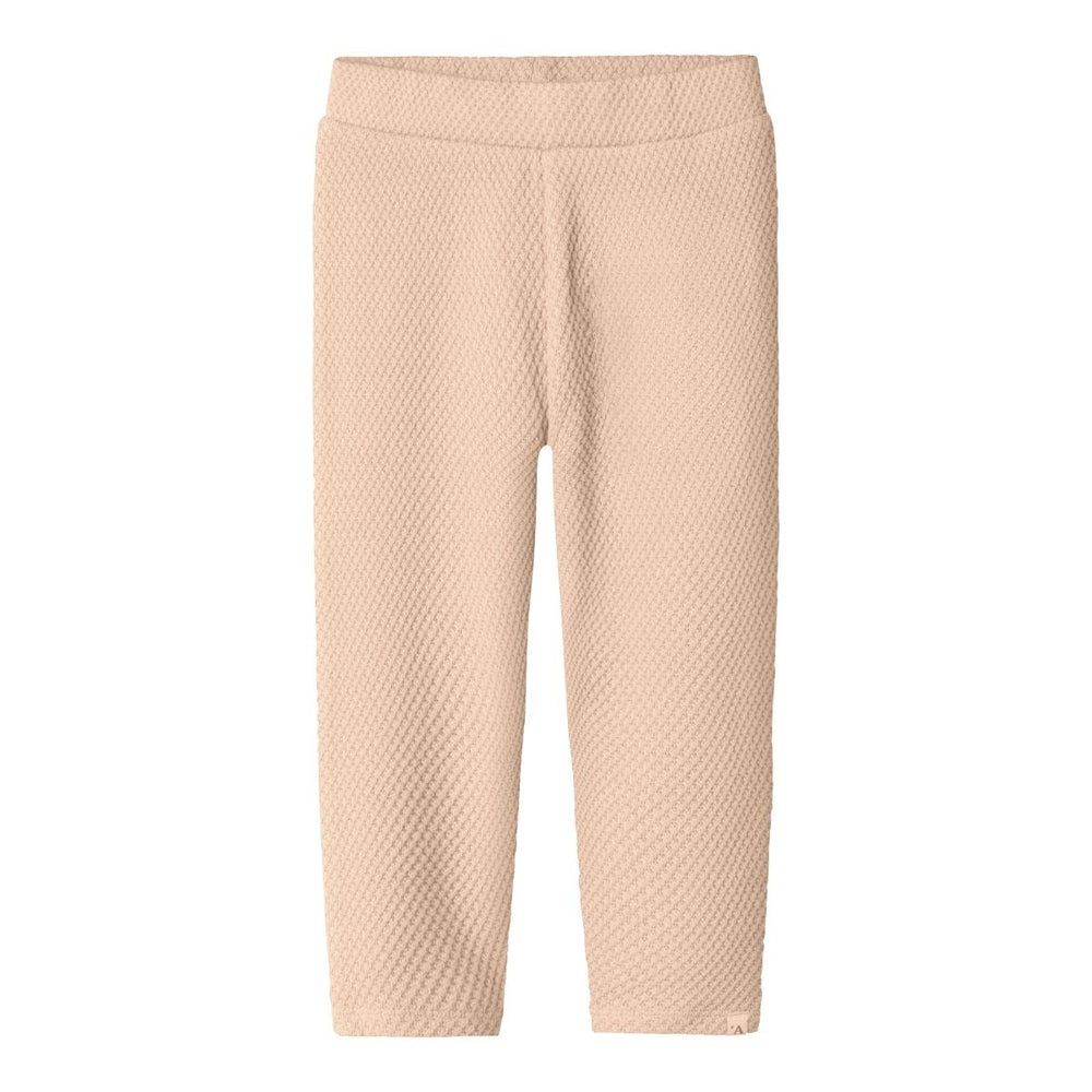 Lekker chillen doe je in deze schattige noella sweat broek in de kleur cameo rose van het merk Lil' Atelier. De broek is gemaakt van een zachte, warme, maar luchtige stof. De broek is namelijk gemaakt van 100% biologisch katoen. VanZus