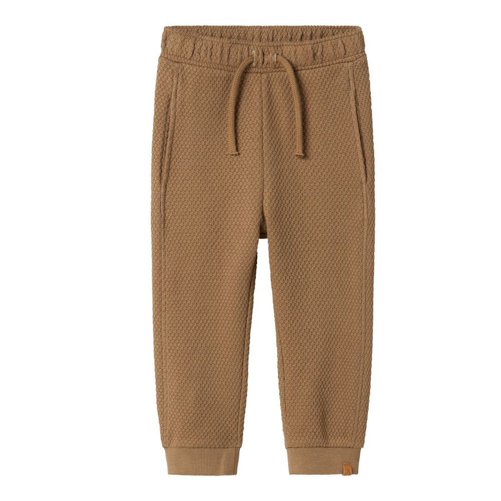 Lekker chillen doe je in deze stoere noello sweat broek in de kleur sepia tint van het merk Lil' Atelier. De broek is gemaakt van een zachte, warme, maar luchtige stof. VanZus