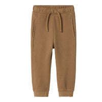 Lekker chillen doe je in deze stoere noello sweat broek in de kleur sepia tint van het merk Lil' Atelier. De broek is gemaakt van een zachte, warme, maar luchtige stof. VanZus
