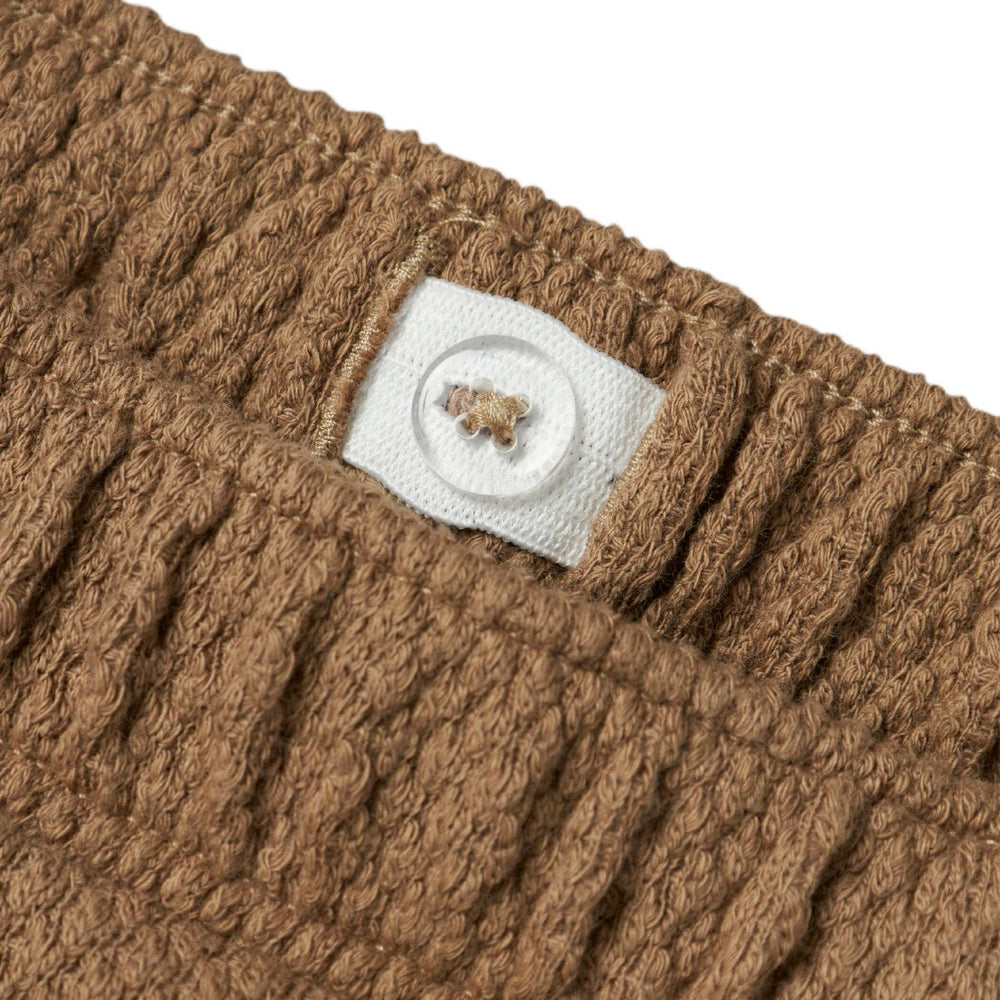 Lekker chillen doe je in deze stoere noello sweat broek in de kleur sepia tint van het merk Lil' Atelier. De broek is gemaakt van een zachte, warme, maar luchtige stof. VanZus