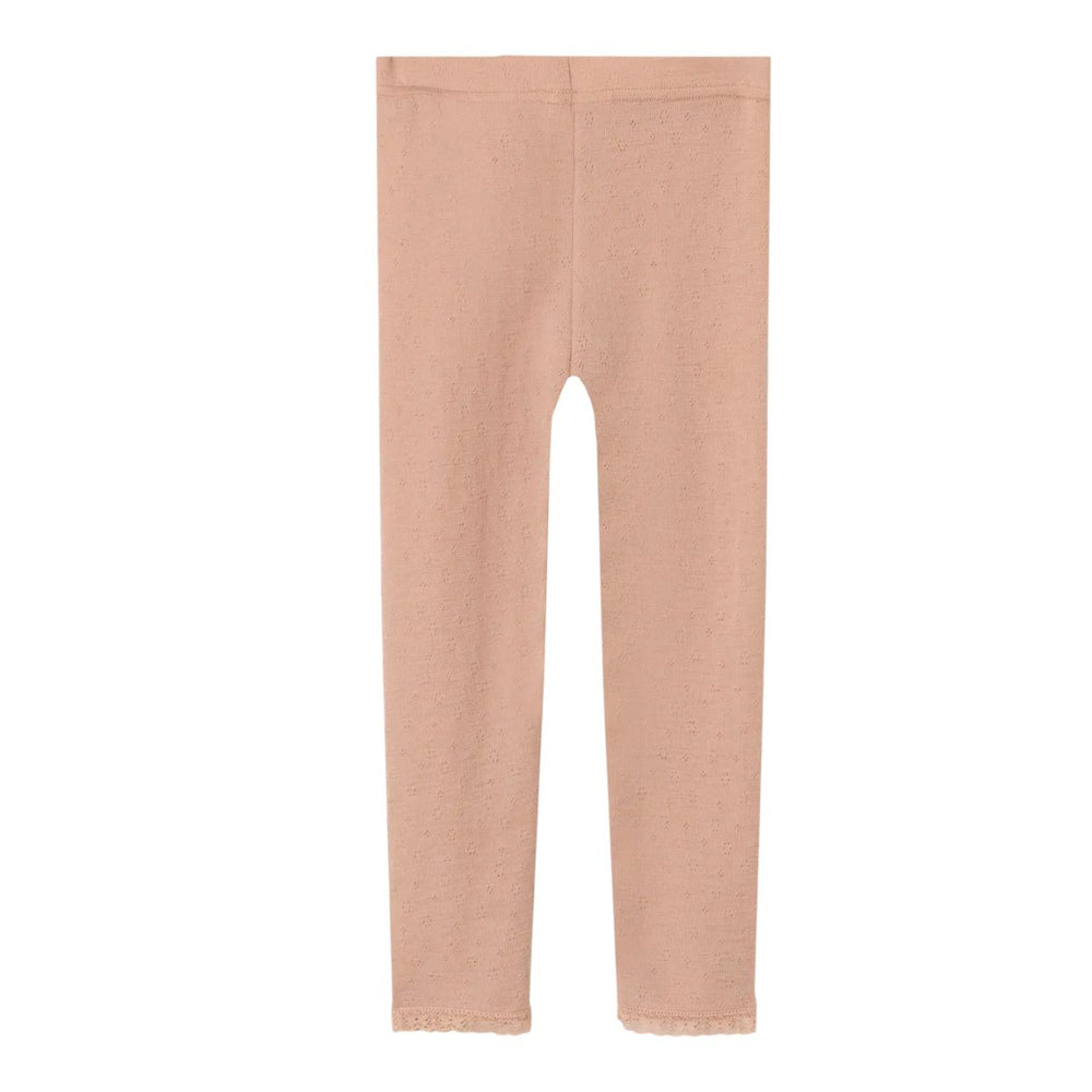 Kies voor de Lil' Atelier noel wol slim legging in de variant roebuck. Deze vrouwelijke en modieuse legging van 100% merinowol biedt warmte en stijl voor je kind in de herfst en winter! VanZus