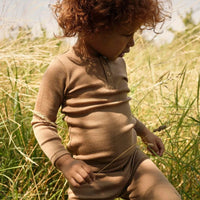 Kies voor de Lil' Atelier noel wol slim legging in de variant tigers eye. Deze vrouwelijke legging van 100% merinowol biedt warmte en stijl voor je kind in de herfst en winter! VanZus
