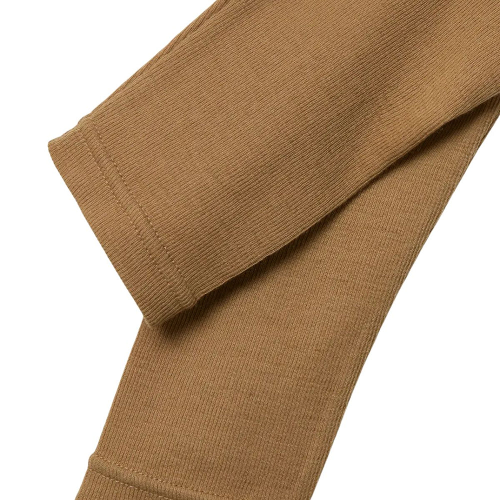 Kies voor de Lil' Atelier noel wol slim legging in de variant tigers eye. Deze vrouwelijke legging van 100% merinowol biedt warmte en stijl voor je kind in de herfst en winter! VanZus