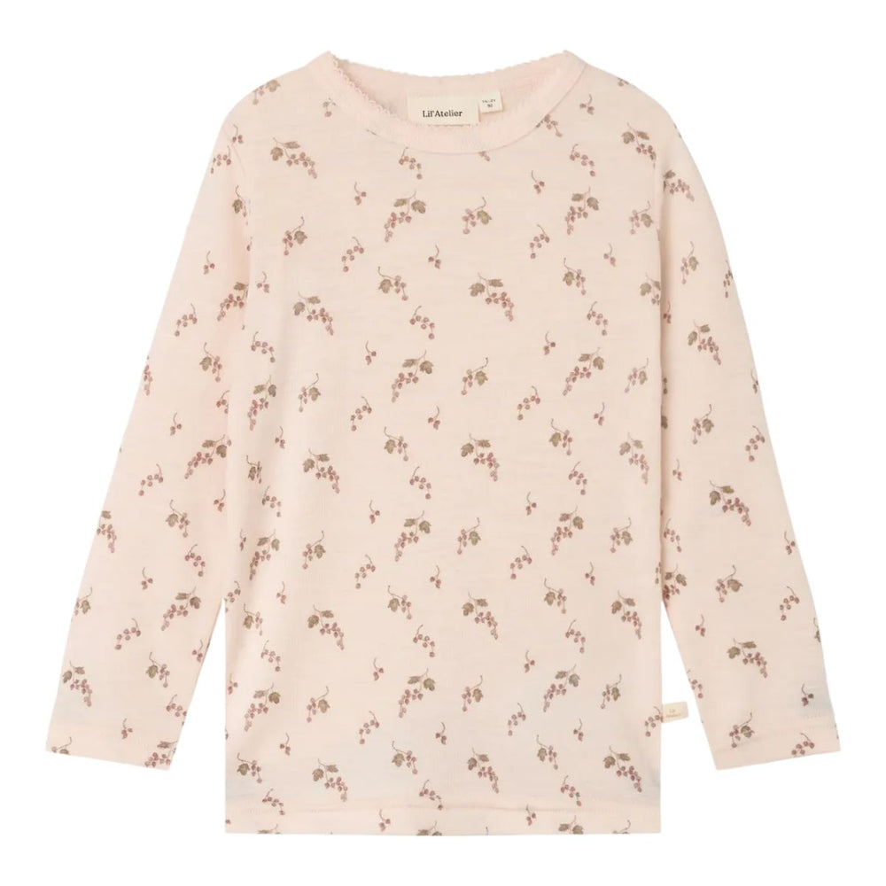 Voeg een stijlvolle touch toe aan de garderobe van je kind met de noel wol slim shirt morganite berry van Lil' Atelier. Gemaakt van 100% merinowol, perfect voor de herfst/winter met een slim fit en lange mouwen! VanZus