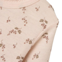 Voeg een stijlvolle touch toe aan de garderobe van je kind met de noel wol slim shirt morganite berry van Lil' Atelier. Gemaakt van 100% merinowol, perfect voor de herfst/winter met een slim fit en lange mouwen! VanZus