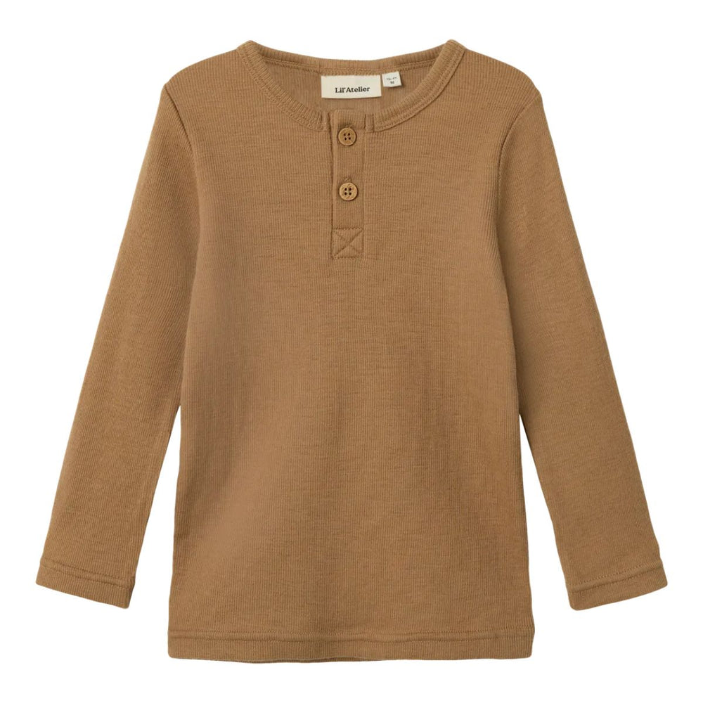 Voeg een stijlvolle touch toe aan de garderobe van je kind met de noel wol slim shirt tigers eye van Lil' Atelier. Gemaakt van 100% merinowol, perfect voor de herfst en winter met een slim fit en lange mouwen! VanZus